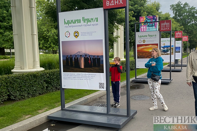 Посетители ВДНХ на фотовыставке Туристический потенциал Карачаево-Черкесии