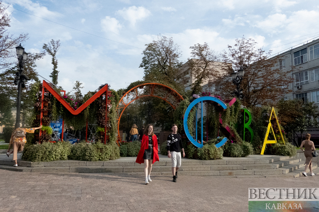 Горожане на Никитском бульваре, украшенном к началу фестиваля Цветочный джем
