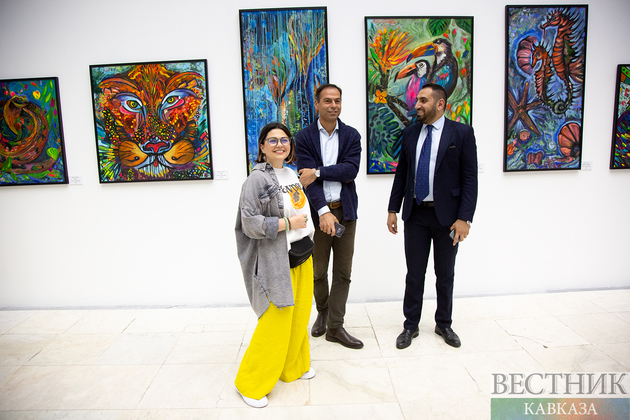 Посетители на открытии выставки Нармин Наджаф в Павильоне Азербайджан на ВДНХ