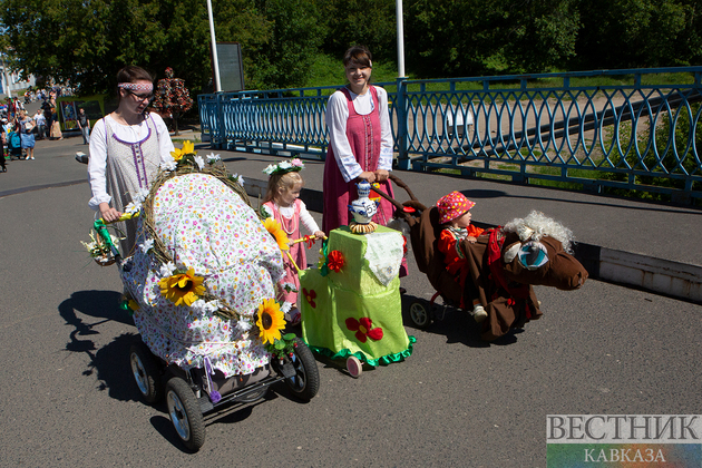 Парад колясок на набережной Ярославля