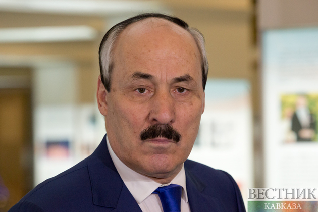 Рамазан Абдулатипов открыл памятник Азизу Алиеву