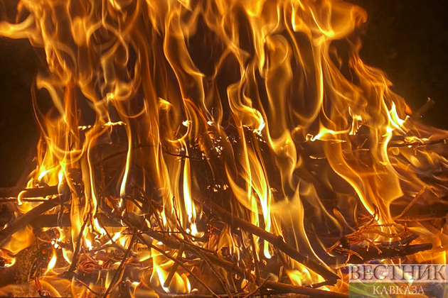 Огонь уничтожил фуру с бумагой в Карагандинской области (ВИДЕО)