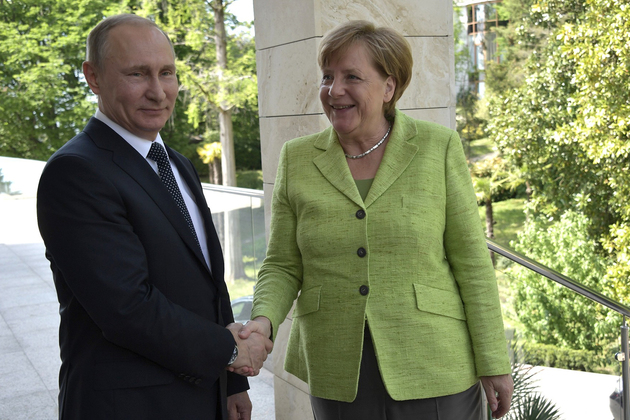 Путин и Меркель провели "переговоры роз"