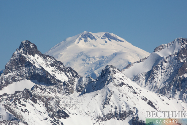 На Эльбрусе возобновили поиск американского альпиниста 