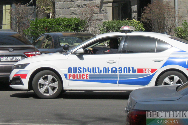 Мужчина, оставивший лжебомбу во дворе вуза в Ереване, сдался полиции