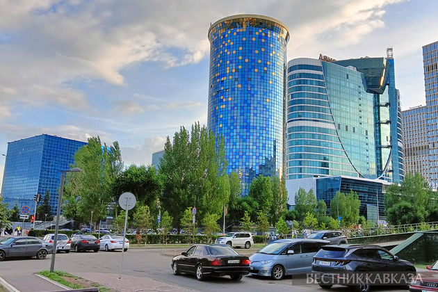 Казахстанским спасателям пришлось снимать ребенка с карниза третьего этажа 