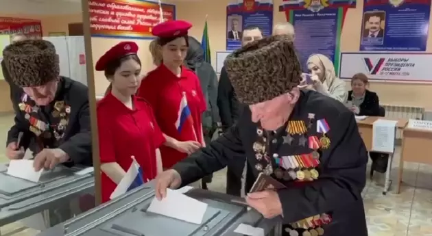 Ибрагим-Паша Садыков в процессе голосования