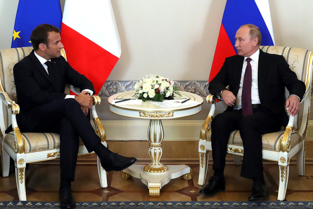 Саркози одобрил решение Макрона изменить отношения с Россией