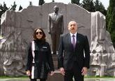Президент Азербайджана и первая леди страны отдали почести создателю государства