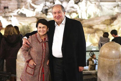 Президент Армении поздравил женщин 8 Марта душевной фотографией с женой