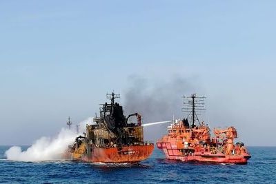Сгоревший под Крымом турецкий танкер Maestro буксируют в Измир