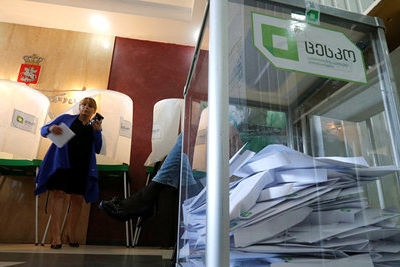 Голоса грузинских избирателей электронно подсчитают на восьми участках