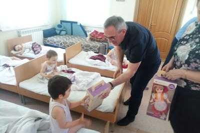 Гаджиибрагимов навестил воспитанников дома ребенка в Буйнакске 