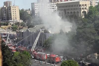 Бакинские пожарные справились с пожаром в крупном торговом центре