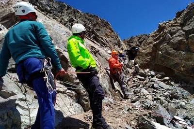 Российский альпинист сломал позвоночник на склоне Эльбруса
