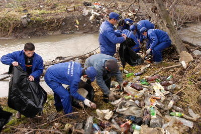 Экоактивисты расчистили в КЧР берега реки на Домбае