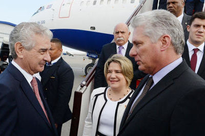 Президент Кубы прилетел в Баку