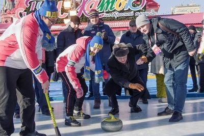 Жириновский показал, как играть в керлинг на Красной площади (ФОТО)