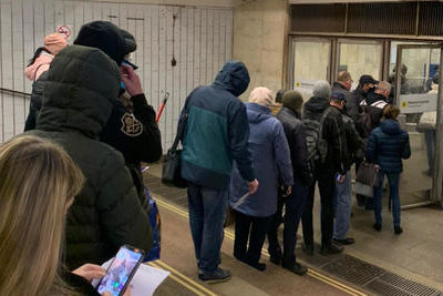 Первый день пропускного режима собрал очереди на станциях метро Москвы 