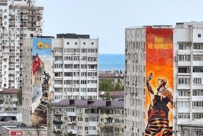 Жилые дома Новороссийска украсили граффити на тему войны