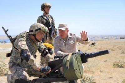 Российские военные обучают узбекских гранатометчиков и разведчиков