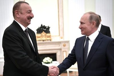 Алиев поздравил Путина с Днем России