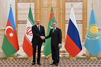 Ильхам Алиев начал визит в Туркменистан