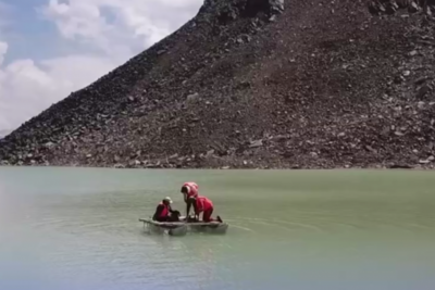 Ученые изучают природу селей на высокогорном озере в Приэльбрусье