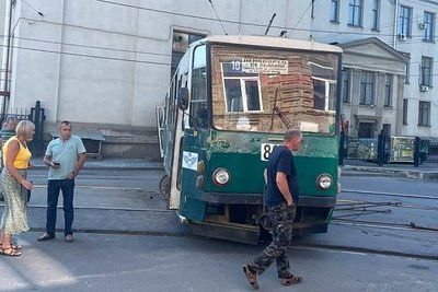Ростовский трамвай сошел с рельсов и протаранил здание