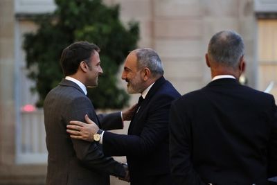 Премьер-министр и глава Минобороны Армении едут во Францию