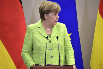 Меркель провела визит в Эр-Рияд без головного убора