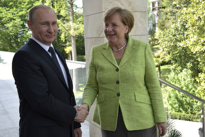 Меркель заверила Путина в неизменности позиций по &quot;Северному потоку-2&quot;