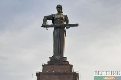 Памятник Нжде и монумент «Мать Армения» в одном городе